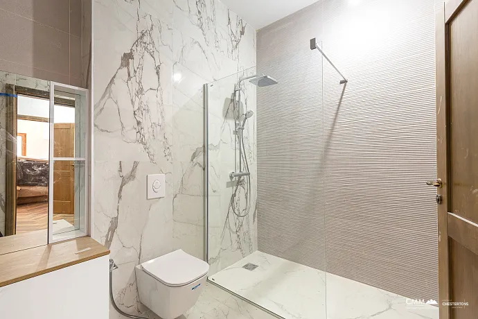 Eine luxuriöse dreistöckige Villa in erster Meereslinie in Kotor